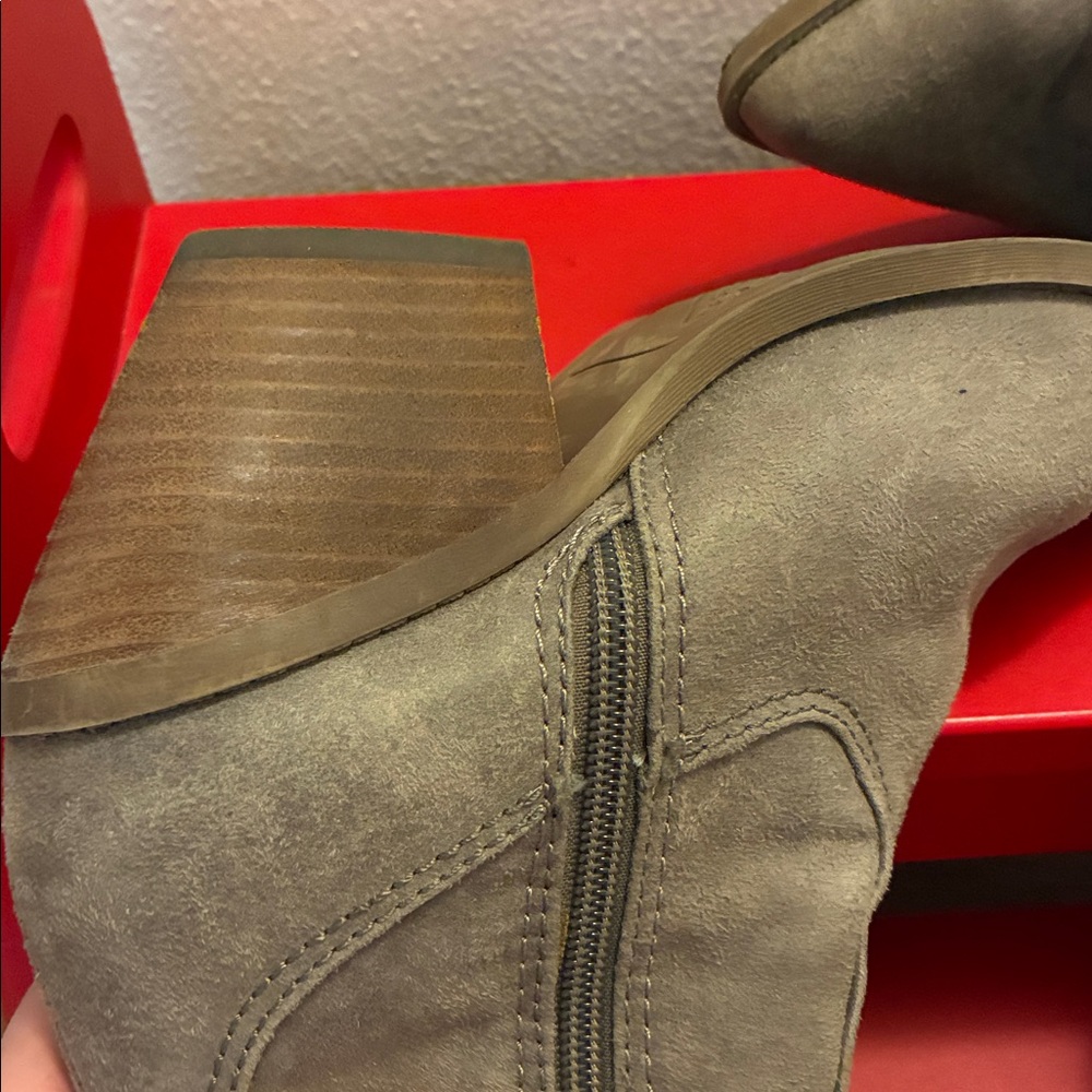 Carlos Santana light brown suede Fringe Knee-High Wedge Boots size 6 - Picture 4 of 4